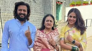  अभिनेता रितेश देशमुख और उनकी पत्नी जेनेलिया ने लातूर में वोट डाला