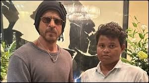 शाहरुख खान के जबरा फैन की मन्नत पूरी, बंगले के बाहर 95 दिनों से इंतजार कर रहे शख्स से मिले एक्टर