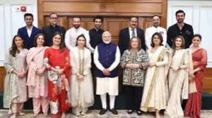  दादा राज कपूर को याद करने के लिए प्रधानमंत्री द्वारा आमंत्रित किए जाने पर गौरवान्वित हूं: करीना
