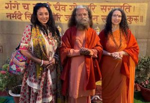  महाकुंभ आरती करने पहुंचीं रुपाली गांगुली , बदले में साधुओं से मिला तोहफा
