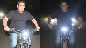  सलमान खान पनवेल फार्महाउस के आसपास साइकिल चलाते हुए नजर आए