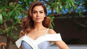 यूएई में फंसे रहने के बाद अभिनेत्री ईशा गुप्ता भारत लौटीं