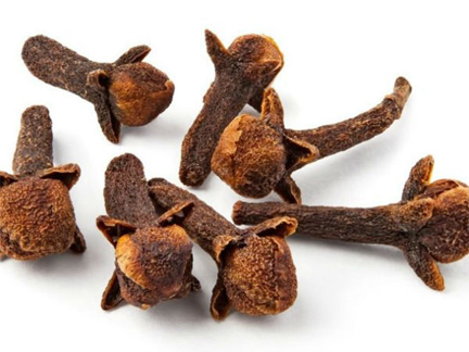 सेहत ही नहीं किस्मत भी संवारती है 'लौंग', जानें इसके चमत्कारी टोटके सेहत ही नहीं किस्मत भी संवारती है 'लौंग', जानें इसके चमत्कारी टोटके