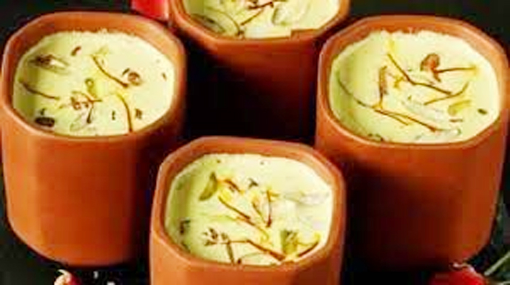 ठंडाई.....जानें इस समर ड्रिंक को पीने से सेहत को मिलते हैं क्या फायदे ठंडाई.....जानें इस समर ड्रिंक को पीने से सेहत को मिलते हैं क्या फायदे