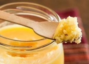 अच्छी नींद चाहिए तो रात में सोने से पहले दूध में मिलाएं एक चम्मच घी