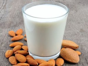  एक गिलास दूध में दो बादाम डालकर करें सेवन, फिर देखें कमाल