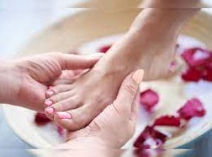 अपने पैरों को तरोताजा करने के लिए 3 घरेलू उपचार 