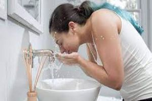  ऑयली स्किन से राहत पाने के लिए बार-बार ना धोएं चेहरा