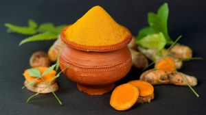  नाभि में हल्दी लगाने से मिलते हैं ये 5 फायदे, जानें कब और कैसे करना चाहिए इस्तेमाल