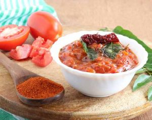 सर्दियों में जरूर ट्राई करें टमाटर करी पत्ते की चटपटी चटनी