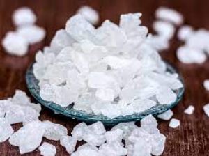 आंखों की रोशनी बढ़ाने से लेकर सर्दी-खांसी के लिए फायदेमंद है मिश्री