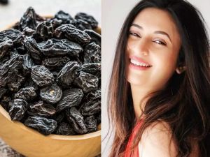   सफेद बालों को काला करने के लिए इस तरह खाएं काली किशमिश, मजबूत भी होंगे बाल
