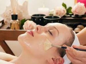  चेहरे पर गाय का घी लगाने से मिलते हैं ये  जबरदस्त फायदे, जानें कैसे लगाएं