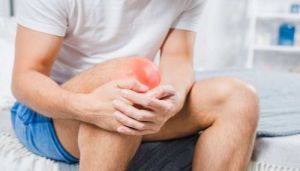  बुढ़ापे में सता रहा है घुटने का दर्द? बचाव के लिए करें ये 5 उपाय