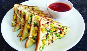   कुछ अलग खाने का करे मन तो तैयार करें चीजी कॉर्न टोस्ट
