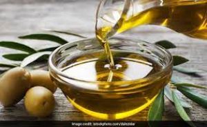  कैस्टर ऑयल या ऑलिव ऑयल, किसे लगाने से जल्दी बढ़ते हैं बाल?