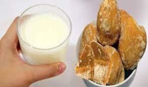  कब्ज की समस्या में करें गुड़ के साथ दूध का सेवन....