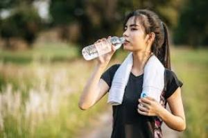 बोतल में मुंह लगाकर पीते हैं पानी तो सेहत को हो सकते हैं ये नुकसान