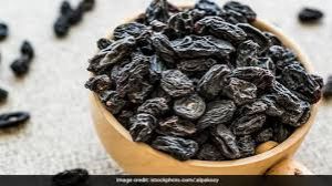  हो रही है हड्डियां कमजोर तो डाइट में शामिल करें काली किशमिश