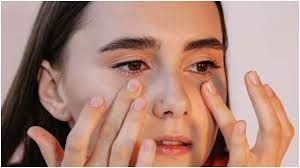  किस कमी के कारण आंखों के नीचे पड़ने लगते हैं काले घेरे? 