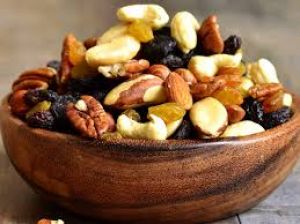  बदलते मौसम में रोज खाएं ये 3 ड्राई फ्रूट्स, बीमारियों से होगा बचाव