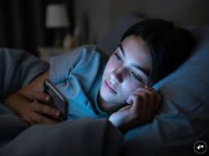 स्क्रीन टाइम और तनाव बढ़ा रहा युवाओं में माइग्रेन और नींद की कमी स्क्रीन टाइम और तनाव बढ़ा रहा युवाओं में माइग्रेन और नींद की कमी