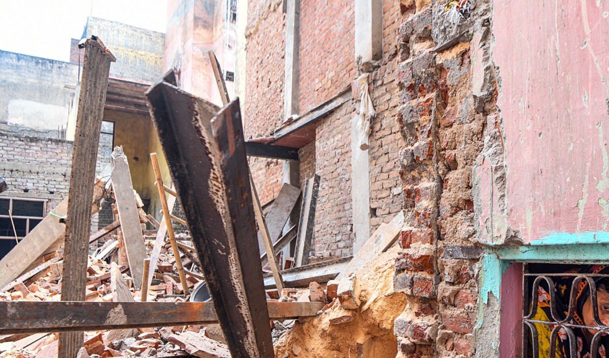 मकान की छत ढहने से परिवार के नौ सदस्यों की मौत मकान की छत ढहने से परिवार के नौ सदस्यों की मौत