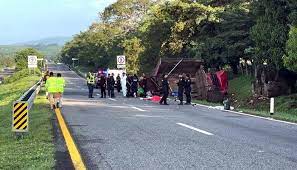 मालवाहक ट्रक दुर्घटनाग्रस्त होने से कम से कम 10 प्रवासियों की मौत मालवाहक ट्रक दुर्घटनाग्रस्त होने से कम से कम 10 प्रवासियों की मौत