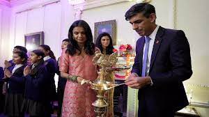 ब्रिटेन के प्रधानमंत्री ऋषि सुनक, उनकी पत्नी अक्षता ने डाउनिंग स्ट्रीट में दिवाली के दीये जलाए ब्रिटेन के प्रधानमंत्री ऋषि सुनक, उनकी पत्नी अक्षता ने डाउनिंग स्ट्रीट में दिवाली के दीये जलाए