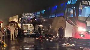 बस और ट्रक की टक्कर में 18 लोगों की मौत बस और ट्रक की टक्कर में 18 लोगों की मौत