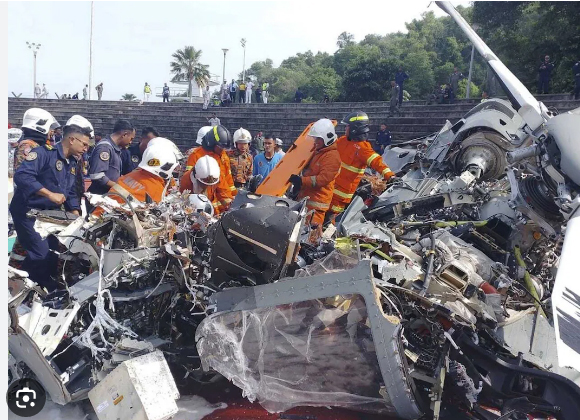 ट्रेनिंग के दौरान सेना के दो हेलीकॉप्टर आपस में टकराये, 10 लोगों की मौत ट्रेनिंग के दौरान सेना के दो हेलीकॉप्टर आपस में टकराये, 10 लोगों की मौत