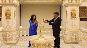 ब्रिटिश हिंदू मतदाताओं को लुभाने मंदिर पहुंचे ऋषि सुनक और कीर स्टार्मर ब्रिटिश हिंदू मतदाताओं को लुभाने मंदिर पहुंचे ऋषि सुनक और कीर स्टार्मर