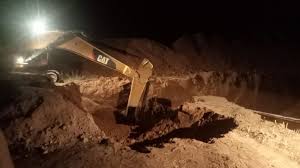 खदान में बजरी के नीचे दबकर नौ लोगों की मौत खदान में बजरी के नीचे दबकर नौ लोगों की मौत