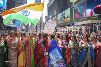 'टाइम्स स्क्वायर' पर प्रवासी भारतीय महिलाओं ने साड़ियों की विविधता को किया प्रदर्शित 'टाइम्स स्क्वायर' पर प्रवासी भारतीय महिलाओं ने साड़ियों की विविधता को किया प्रदर्शित