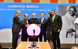 मोदी ने कहा-भारत में लोग महात्मा गांधी की सीख का अनुसरण करते हैं  