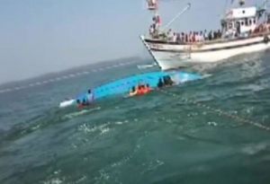 भारतीय जहाज से टकराई बांग्लादेशी नाव, डूबी