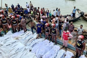   बांग्लादेश की बूढ़ी गंगा नदी में नौका पटलने से 32 लोगों की मौत