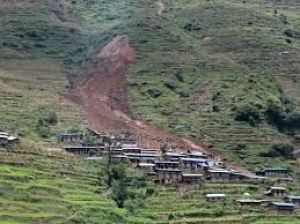  भूस्खलन की चपेट में आई बस, 16 लोगों की मौत