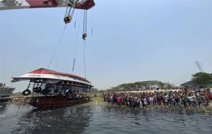 मालवाहक जहाज से टक्कर के बाद यात्री जहाज डूबा, 27 लोगों की मौत