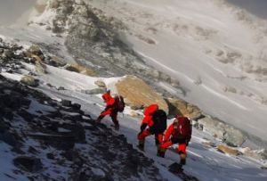  बहरीन के प्रिंस की अगुवाई वाले अंतरराष्ट्रीय दल ने माउंट एवरेस्ट की नई ऊंचाईयों को फतह किया
