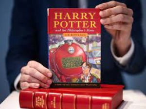 चंद सिक्कों में खरीदी गई हैरी पॉटर किताब की शुरुआती प्रति लाखों रुपये में बिकी