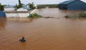 बांध के टूटने से कम से कम 40 लोगों की मौत बांध के टूटने से कम से कम 40 लोगों की मौत