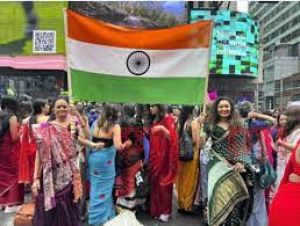 न्यूयॉर्क के टाइम्स स्क्वायर पर 500 से अधिक महिलाओं ने भिन्न शैलियों की साड़ियों का प्रदर्शन किया न्यूयॉर्क के टाइम्स स्क्वायर पर 500 से अधिक महिलाओं ने भिन्न शैलियों की साड़ियों का प्रदर्शन किया