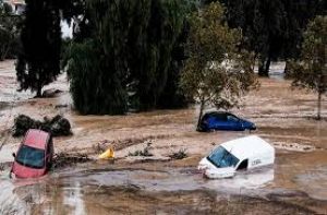 स्पेन में अचानक आयी बाढ़ में बह गयी कई कार, कई लोग लापता