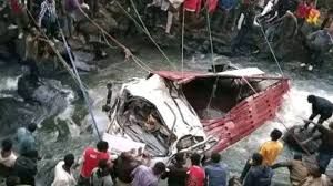 ट्रक के नदी में गिरने से 66 लोगों की मौत