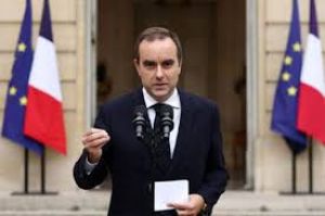 फ़्रांस : सेबेस्तियन लेकोर्नू ने प्रधानमंत्री पद से इस्तीफा दिया; फ्रांस में राजनीतिक संकट गहराया