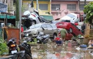 कालमेघ' चक्रवात: फिलीपींस में 26 लोगों की मौत, छतों पर फंसे लोग, कारें डूबीं