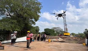 श्रीलंका में चक्रवात से तबाह हुए पुलों और सड़कों को दोबारा बना रही है भारतीय सेना श्रीलंका में चक्रवात से तबाह हुए पुलों और सड़कों को दोबारा बना रही है भारतीय सेना