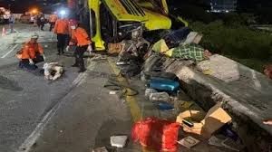 यात्री बस के दुर्घटनाग्रस्त होने से 15 लोगों की मौत