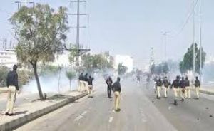  कराची में अमेरिकी वाणिज्य दूतावास के बाहर झड़प, 10 लोगों की मौत